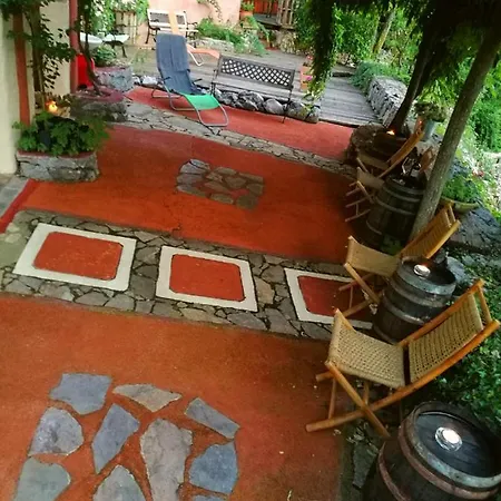 Bivanje na kmetiji Krasberry Jezev Brlog *