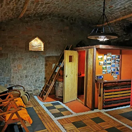 Krasberry Jezev Brlog Bivanje na kmetiji Komen