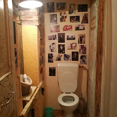 Krasberry Jezev Brlog Bivanje na kmetiji Komen